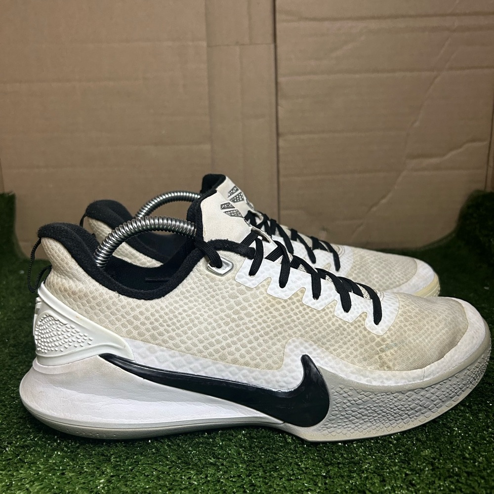 Size 9M- Nike Mamba Focus TB White / Silver